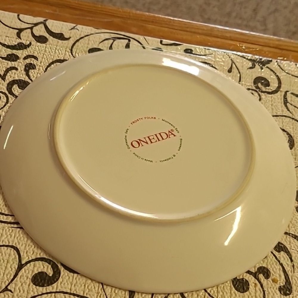 Oneida Frosty Friends Plates - Picture 3 of 11